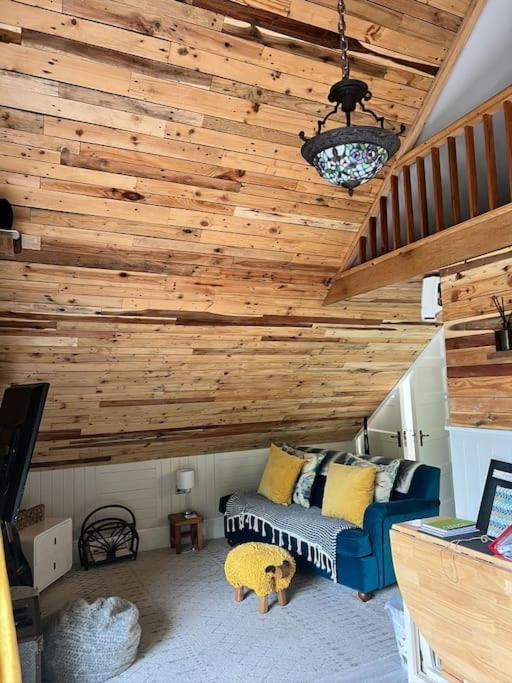 The Shed . A Cosy, Peaceful, 96% Recycled, Chalet. 스완지 외부 사진