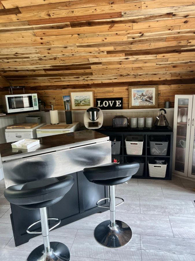 The Shed . A Cosy, Peaceful, 96% Recycled, Chalet. 스완지 외부 사진
