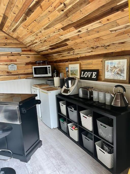 The Shed . A Cosy, Peaceful, 96% Recycled, Chalet. 스완지 외부 사진